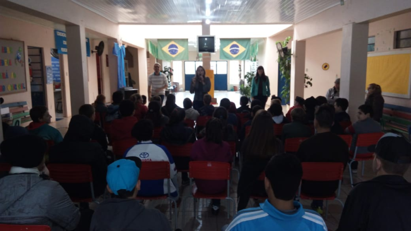 FAZENDO BONITO: CRAS E CREAS REALIZAM PALESTRA EM ESCOLA